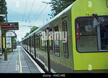 DUBLIN Republik von Irland Europäische UNION Juni DART Dublin Area Rapid Transit Zug in Landsdowne Road Station Stockfoto