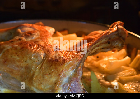 Gebratenes Lamm mit gebackenen Kartoffeln kochen Stockfoto