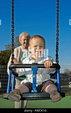 Baby auf Schaukel Stockfoto