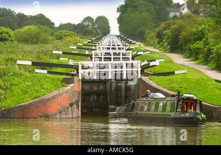 DER LOCK-FLUG BEI DEVIZES WILTSHIRE UK AUF DER KENNET UND AVON KANAL Stockfoto