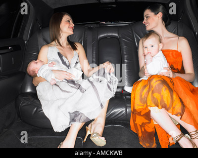 Mutter mit Babys in Limousine Stockfoto