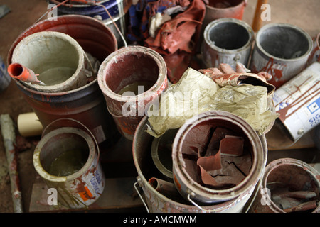 Farbe leeren Dosen Halong Ship Yard Nord-Vietnam Asien Stockfoto