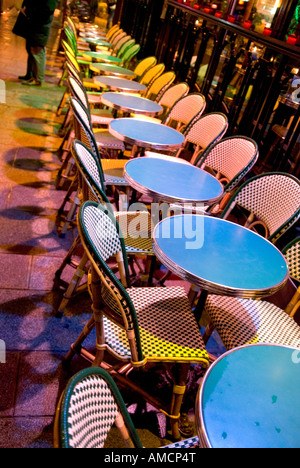 eine Reihe von leeren Stühle und Runde Tische draußen Paris Café in der Nacht Stockfoto