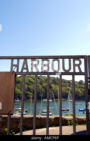 Detail der schmiedeeisernen Tor mit dem Buchstaben Hafen mit Blick auf Fowey Fluss in cornwall Stockfoto