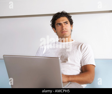 Mann mit Laptop-Computer Stockfoto