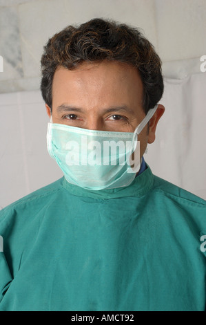 VEP72237 jungen indischen Arzt Chirurg Gesichtsmaske und grün Betrieb Theater Kleid tragen Stockfoto