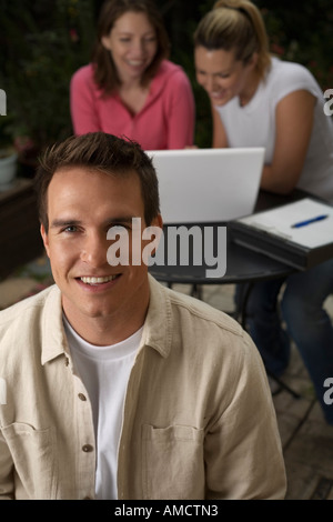 Menschen außerhalb mit Laptop-Computer Stockfoto