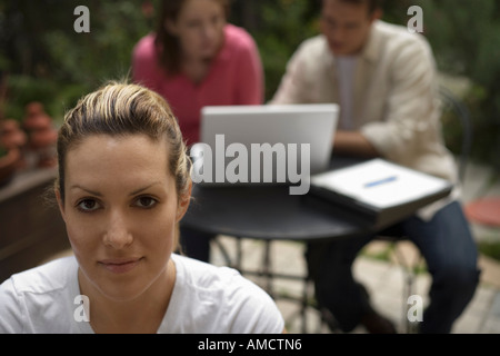 Menschen außerhalb mit Laptop-Computer Stockfoto