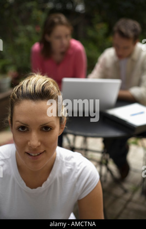 Menschen außerhalb mit Laptop-Computer Stockfoto