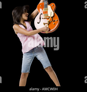 Frau mit Gitarre Lächeln und tanzen Stockfoto