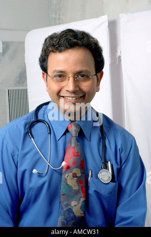 VEP72207 jungen indischen Arzt lächelnd mit Stethoskop in Klinik Krankenhaus Model Release Nummer 637 Stockfoto