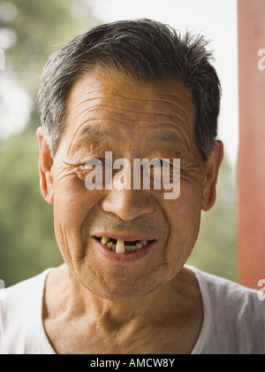 Porträt eines zahnlosen Lächeln im freien Stockfoto