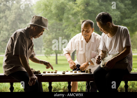 Drei Männer im freien lächelnd Brettspiel Stockfoto
