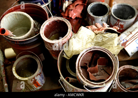 Farbe leeren Dosen Halong Ship Yard Nord-Vietnam Asien Stockfoto