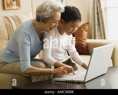 Großmutter und Enkel mit laptop Stockfoto