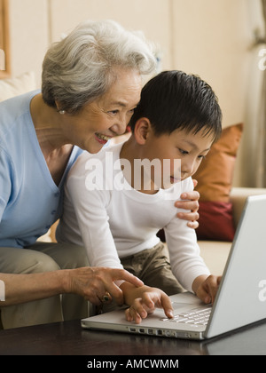 Großmutter und Enkel mit laptop Stockfoto