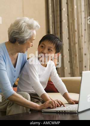 Großmutter und Enkel mit laptop Stockfoto