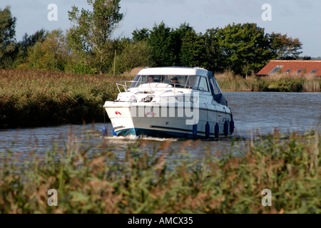 Ein Kreuzer auf den Fluss Bure Norfolk Broads Stockfoto