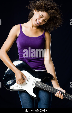 Mädchen spielt e-Gitarre Stockfoto