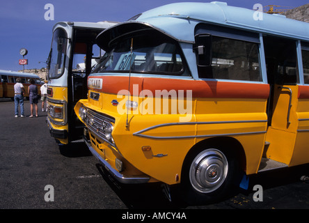 bunte maltesischen Busse an der Bus terminal Valletta Malta Stockfoto