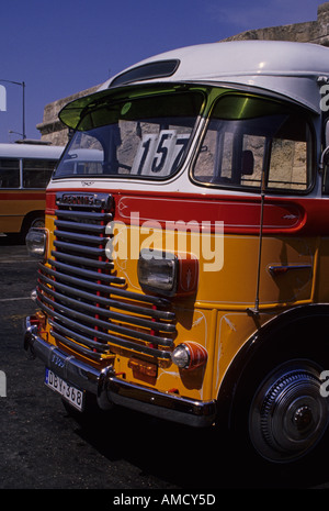 Nase von einem alten maltesischen Bus Bus terminal in Valletta Malta Stockfoto