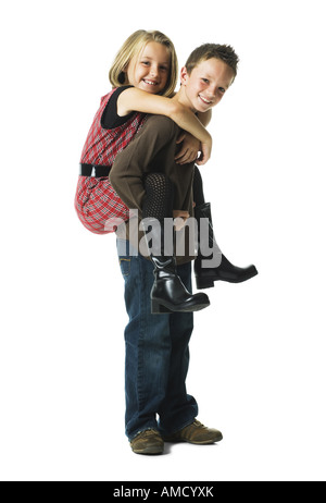 Jungen und Mädchen Huckepack Reiten lächelnd