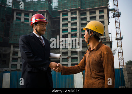 Bau Vorarbeiter und Arbeiter im freien Hände schütteln Stockfoto