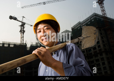 Bauarbeiter im Freien mit Helm lächelnd Stockfoto