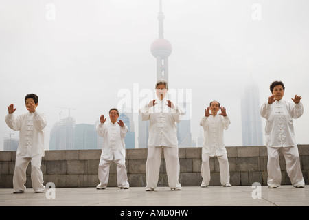 Gruppe tun Tai Chi im Freien mit Skyline der Stadt im Hintergrund Stockfoto