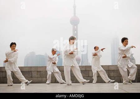 Gruppe tun Tai Chi im Freien mit Skyline der Stadt im Hintergrund Stockfoto