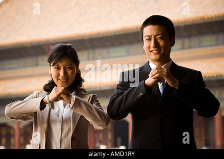Geschäftsfrau und Mann tut Tai Chi im freien Lächeln Stockfoto