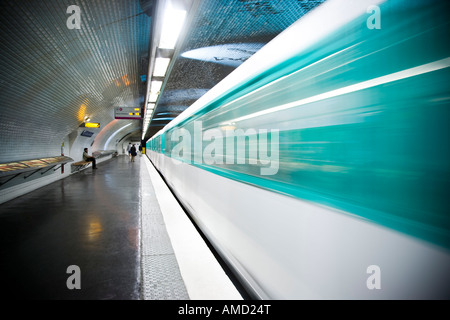 U-Bahn-Plattform mit u-Bahn in Bewegung Stockfoto