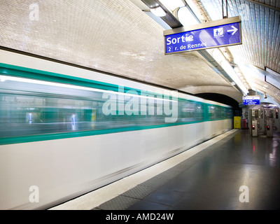 U-Bahn-Plattform mit u-Bahn in Bewegung Stockfoto