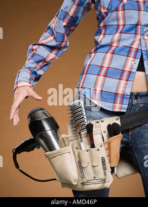 Mitte Schnittansicht der Friseur mit Werkzeuggürtel Stockfoto