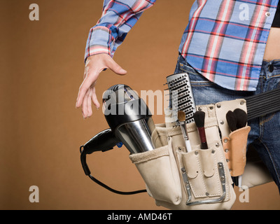 Mitte Schnittansicht der Friseur mit Werkzeuggürtel Stockfoto