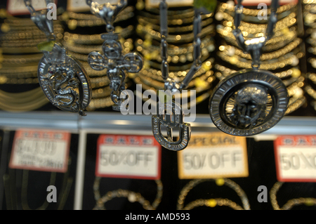 Kreuz Ketten hängen oben Metall Geländer gold Spalten hinter HORIZONTAL hautnah Stockfoto