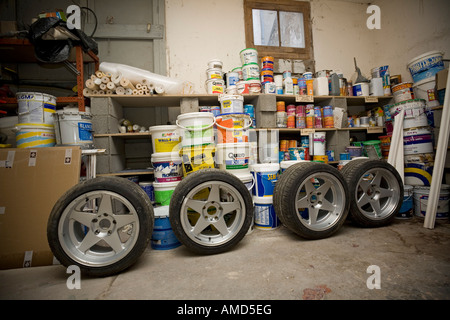 Rennsport-Pkw-Räder in einer Garage. Roues de Voiture de Sport Dans un-Garage. Stockfoto