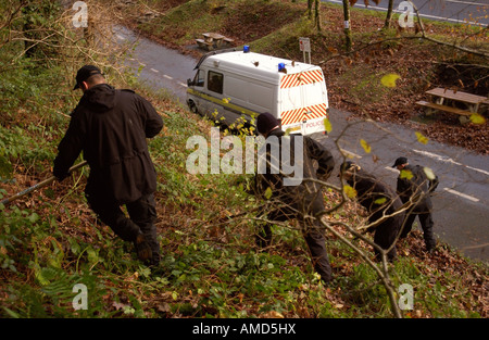 UNTERSUCHUNGEN ÜBER DIE MORDE VON CAROLE UND GRAHAM FISHER VON WADEBRIDGE IN CORNWALL UK POLIZEI FÜHREN SIE EINE SUCHE VON WALD N Stockfoto