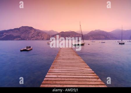 Dock und Boote am Bergsee, Lago di Garda, Italien Stockfoto