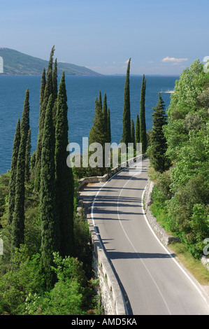 Kurvenreiche Straße entlang der Küste, Lago di Garda, Italien Stockfoto