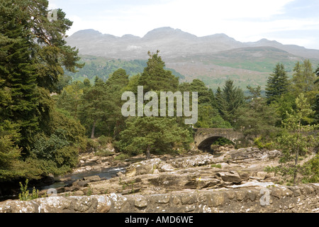 Alte Steinbrücke auf die Falls of Dochart im Dorf Killin in der Grafschaft Perthshire, Schottland Stockfoto