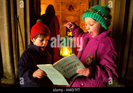 KINDER SINGEN WEIHNACHTSLIEDER IN EINEM LANDHAUS Stockfoto