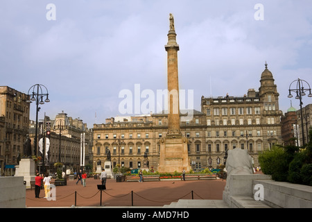 Morgensonne auf der Spalte unterstützt eine Statue des Schriftstellers Sir Walter Scott in Glasgows George Square Stockfoto