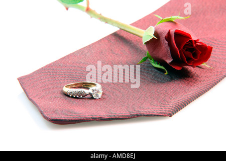 Hochzeit Vorschlag Ausrüstung Diomond Ring rote Seidenkrawatte und rote Rose auf weißem Hintergrund Stockfoto