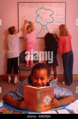 EINE SONNTAGSSCHULE JUGENDGRUPPE ZEIGEN DIE FRÜCHTE DES GEISTES AUF EIN WHITEBOARD-UK Stockfoto