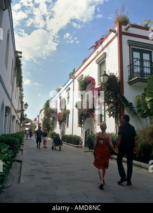 Puerto de Mogan Gran Canaria "Kleines Venedig" engen Gassen, gesäumt von weißen Häusern mit Blumen mit Touristen schlendern Stockfoto