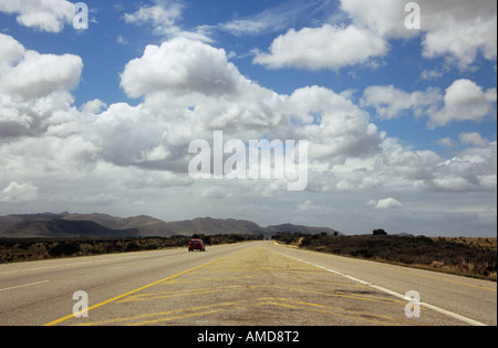 N2 GARDEN ROUTE Straße auf der Suche nach Osten entlang einer langen geraden Strecke von ruhigen Highway in Richtung Humansdorp Südafrika Stockfoto