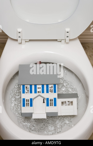 Nahaufnahme der Toilette mit Spielzeug Haus Stockfoto
