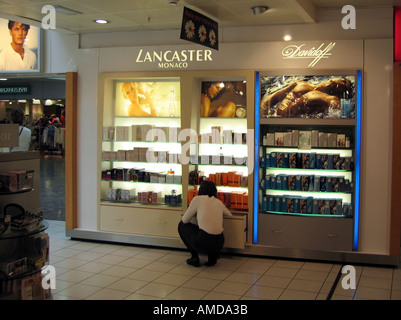 Flughafen Manchester UK Duty Free Shop Stockfoto