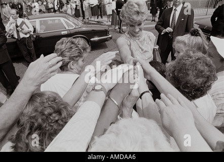 Menschen erreichen, um Prinzessin Diana in Großbritannien zu berühren Stockfoto